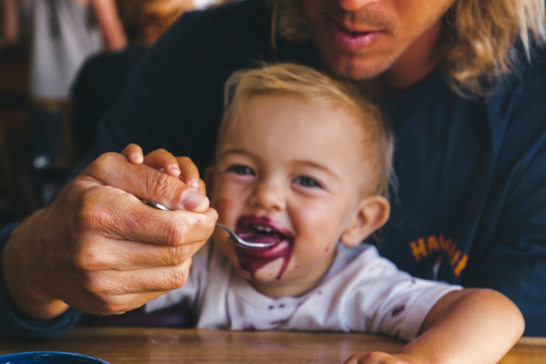 il n'est pas nécessaire d'attendre que bébé ait des dents pour commencer les morceaux fondants. Bébé mastique très efficacement avec ses gencives, tant que la texture s'écrase facilement entre langue et palais.